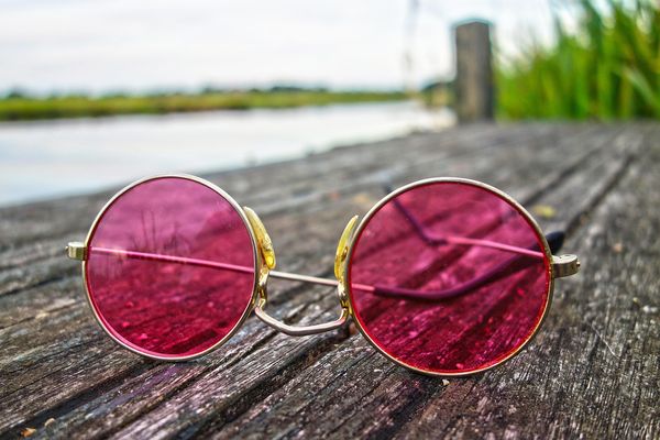Jak wybrać idealne męskie okulary na lato? Przewodnik krok po kroku